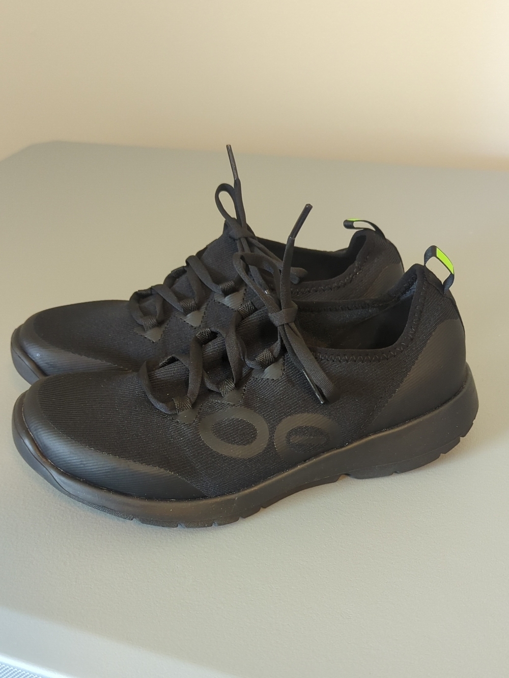 OOFOS OOmg Sport LS low-top shoes featuring a lace-up design